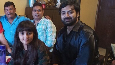 পোশাকে রংমিলান্তি, প্রতীক সেনের কোল ঘেঁষে বসা খুদে এখন জি বাংলার নায়িকা, চিনলেন? পোশাকে রংমিলান্তি, প্রতীক সেনের কোল ঘেঁষে বসা খুদে এখন জি বাংলার নায়িকা, চিনলেন?