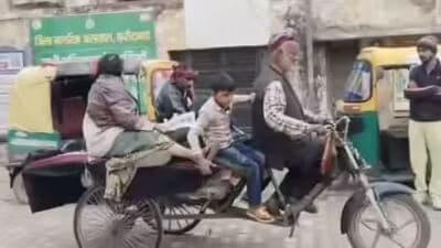 A man carried his wife’s body on a cart from the Faridabad civil hospital on January 28. (HT File) A man carried his wife’s body on a cart from the Faridabad civil hospital on January 28. (HT File)