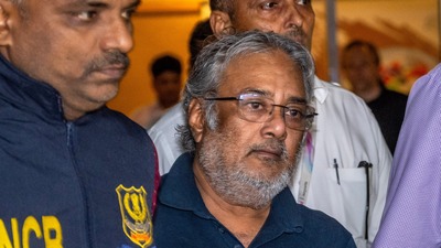 বহু বছর গা ঢাকা দিলেও একটি পার্সেল ডেলিভারিই ‘কাল’ ডেকে আনে দাউদ ঘনিষ্ঠ সলিমের!