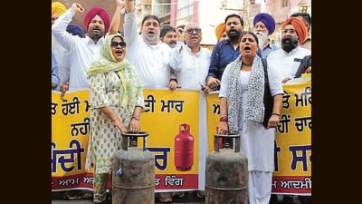 Aam Aadmi Party workers protesting in Ludhiana on Saturday. (HT Photo) Aam Aadmi Party workers protesting in Ludhiana on Saturday. (HT Photo)