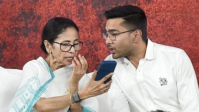 জয় নিয়ে প্রত্যয়ী মমতা-অভিষেক বন্দ্যোপাধ্যায় (সৌজন্যে টুইটার)