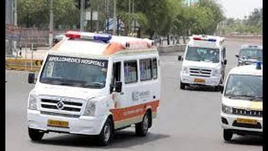 Hundreds of vehicles were halted to provide a continuous green signal for the ambulances. (HT Photo)