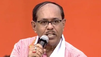 আনুষ্ঠানিকতার ফ্রেম থেকেও 'ব্রাত্য' সুব্রত বক্সী (সৌজন্যে টুইটার) আনুষ্ঠানিকতার ফ্রেম থেকেও 'ব্রাত্য' সুব্রত বক্সী (সৌজন্যে টুইটার)