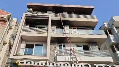 এসি বিস্ফোরণের কারণে হঠাৎ ৬টি ফ্ল্যাটে আগুন ধরে যায়। (PTI) এসি বিস্ফোরণের কারণে হঠাৎ ৬টি ফ্ল্যাটে আগুন ধরে যায়। (PTI)
