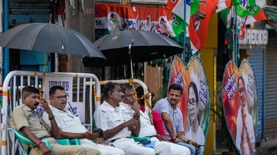 ভোটগণনার আগেরদিন কলকাতার দৃশ্য। (ছবি সৌজন্যে পিটিআই) ভোটগণনার আগেরদিন কলকাতার দৃশ্য। (ছবি সৌজন্যে পিটিআই)