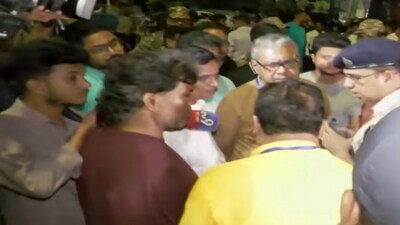 বিধাননগর কলেজের স্ট্রংরুমের সামনে সংঘর্ষ বাঁধে তৃণমূল এবং বিজেপি কর্মীদের মধ্যে।