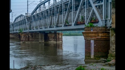This comes even as the DPCC installs 41 real-time online continuous monitoring stations (OLMS) across the river and at key drains. (HT archive) This comes even as the DPCC installs 41 real-time online continuous monitoring stations (OLMS) across the river and at key drains. (HT archive)