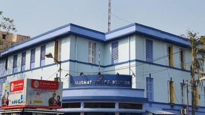 ২৪ ঘণ্টা যেতে না যেতেই চামেলীকেও সরিয়ে দেওয়া হল কালীঘাটের ওসি পদ থেকে ২৪ ঘণ্টা যেতে না যেতেই চামেলীকেও সরিয়ে দেওয়া হল কালীঘাটের ওসি পদ থেকে