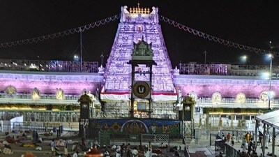 <p>శనివారం(మే 2) ఒక్కరోజే రికార్డు స్థాయిలో 91,005 మంది భక్తులు శ్రీవారిని దర్శించుకున్నారు. వేసవి సెలవుల కారణంగా సామాన్య భక్తుల రద్దీ ఊహించిన దానికంటే ఎక్కువగా ఉంది. స్వామివారికి మొక్కులు చెల్లించుకునే క్రమంలో 36,257 మంది భక్తులు కల్యాణకట్టలో తలనీలాలు సమర్పించారు. భక్తుల రద్దీని దృష్టిలో ఉంచుకుని టీటీడీ అధికారులు దర్శన సమయాలను, క్యూలైన్లను నిరంతరం పర్యవేక్షిస్తున్నారు.</p> 