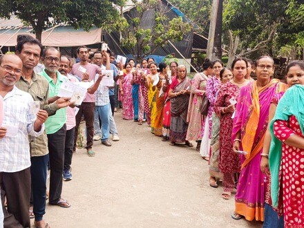 উত্তরবঙ্গ এবং রাজ্যের পশ্চিমের জেলাগুলিতে প্রথম দফায় নির্বাচন অনুষ্ঠিত হয়। সেই জেলার ভোট ফলাফলের লাইভ আপডেট রইল এখানে। 