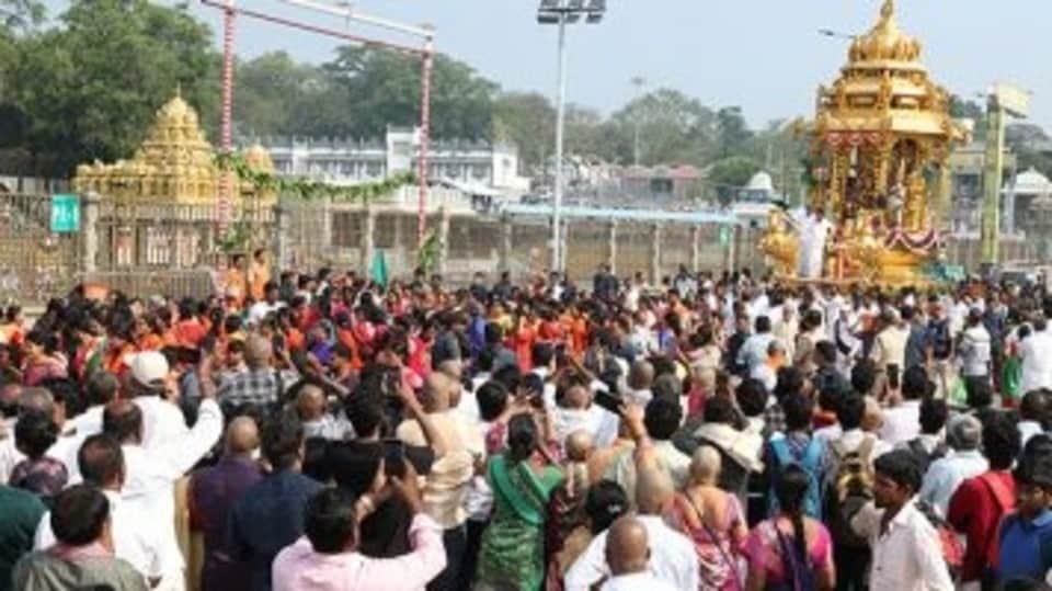 <p>కలియుగ ప్రత్యక్ష దైవం శ్రీ వేంకటేశ్వర స్వామి కొలువై ఉన్న తిరుమల క్షేత్రం భక్తజన సంద్రమైంది. వేసవి సెలవులకు తోడు వారాంతం (వీకెండ్) కలిసి రావడంతో దేశం నలుమూలల నుండి భక్తులు భారీగా తిరుమలకు తరలివచ్చారు. దీంతో తిరుమల గిరులు గోవింద నామస్మరణతో మారుమోగుతున్నాయి. </p>