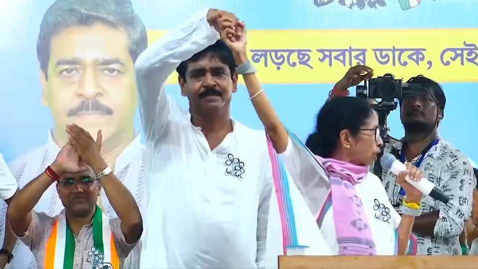 ভাঙড়ের তৃণমূল প্রার্থী শওকত মোল্লাকে নিয়ে 'মাছ চোর' গানটি ইতিমধ্যেই ভাইরাল হয়েছে।