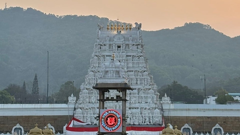 <p>ఎండల తీవ్రత దృష్ట్యా క్యూలైన్లలో ఉన్న భక్తులకు టీటీడీ ప్రత్యేక ఏర్పాట్లు చేసింది. శ్రీవారి సేవకుల సహకారంతో భక్తులకు నిరంతరాయంగా అన్నప్రసాదాలు, పాలు, చల్లని మజ్జిగ మరియు తాగునీటిని అందజేస్తున్నారు. వేడి నుంచి ఉపశమనం పొందేలా క్యూలైన్లలో ఫ్యాన్లు, కూలర్లను ఏర్పాటు చేయడంతో పాటు, భక్తులకు అవసరమైన సమాచారాన్ని అనౌన్స్‌మెంట్ సిస్టమ్ ద్వారా ఎప్పటికప్పుడు తెలియజేస్తున్నారు.</p>