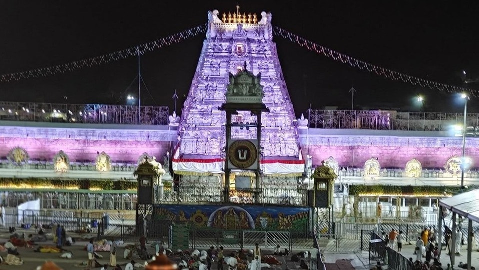 <p>శనివారం(మే 2) ఒక్కరోజే రికార్డు స్థాయిలో 91,005 మంది భక్తులు శ్రీవారిని దర్శించుకున్నారు. వేసవి సెలవుల కారణంగా సామాన్య భక్తుల రద్దీ ఊహించిన దానికంటే ఎక్కువగా ఉంది. స్వామివారికి మొక్కులు చెల్లించుకునే క్రమంలో 36,257 మంది భక్తులు కల్యాణకట్టలో తలనీలాలు సమర్పించారు. భక్తుల రద్దీని దృష్టిలో ఉంచుకుని టీటీడీ అధికారులు దర్శన సమయాలను, క్యూలైన్లను నిరంతరం పర్యవేక్షిస్తున్నారు.</p>