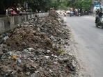 Garbage on the road front Kisan Bazar in Lucknow on Saturday. (Mushtaq Ali/HT)