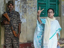 মমতা বন্দ্যোপাধ্যায় এবং অভিষেক বন্দ্যোপাধ্যায়ের বাড়ির সামনে কেন্দ্রীয় বাহিনী মোতায়েনের নির্দেশ নির্বাচন কমিশনের।