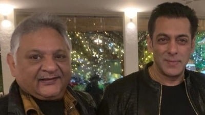 ‘ভাই’কে হারালেন সলমন! ছায়াসঙ্গী সুশীল কুমারের প্রয়াণে কান্নায় ভেঙে পড়লেন ভাইজান ‘ভাই’কে হারালেন সলমন! ছায়াসঙ্গী সুশীল কুমারের প্রয়াণে কান্নায় ভেঙে পড়লেন ভাইজান