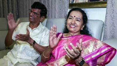 सोमवार को चेन्नई में तमिलनाडु विधानसभा चुनाव के लिए मतगणना के दौरान तमिलागा वेट्री कज़गम (टीवीके) के अध्यक्ष विजय की पार्टी के आगे बढ़ने पर उनके माता-पिता जश्न मनाते हुए। (एएनआई वीडियो ग्रैब) (एएनआई वीडियो ग्रैब) सोमवार को चेन्नई में तमिलनाडु विधानसभा चुनाव के लिए मतगणना के दौरान तमिलागा वेट्री कज़गम (टीवीके) के अध्यक्ष विजय की पार्टी के आगे बढ़ने पर उनके माता-पिता जश्न मनाते हुए। (एएनआई वीडियो ग्रैब) (एएनआई वीडियो ग्रैब)