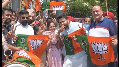 Bharatiya Janata Party (BJP) workers celebrate party’s victory in West Bengal assembly polls, in Amritsar on Thursday. (Sameer Sehgal/HT) Bharatiya Janata Party (BJP) workers celebrate party’s victory in West Bengal assembly polls, in Amritsar on Thursday. (Sameer Sehgal/HT)