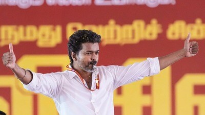 <p>ఫిబ్రవరి 2024లో రాజకీయ రంగప్రవేశం చేసిన విజయ్, తమిళనాడు ఎన్నికల్లో పెరంబూర్, తిరుచిరాపల్లి ఈస్ట్ నియోజకవర్గాల నుంచి పోటీ చేయనున్నారు. ప్రస్తుతం రెండింటిలోనూ లీడింగ్లో ఉన్నారు.</p> <p>ఫిబ్రవరి 2024లో రాజకీయ రంగప్రవేశం చేసిన విజయ్, తమిళనాడు ఎన్నికల్లో పెరంబూర్, తిరుచిరాపల్లి ఈస్ట్ నియోజకవర్గాల నుంచి పోటీ చేయనున్నారు. ప్రస్తుతం రెండింటిలోనూ లీడింగ్లో ఉన్నారు.</p>