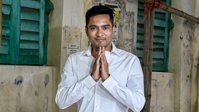 প্রার্থী না হয়েও গণনাকেন্দ্রে অভিষেক, বের করে দেওয়ার নির্দেশ কমিশনের (PTI) প্রার্থী না হয়েও গণনাকেন্দ্রে অভিষেক, বের করে দেওয়ার নির্দেশ কমিশনের (PTI)