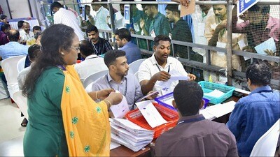 పోస్టల్ బ్యాలెట్ లెక్కింపులో ఎన్నికల అధికారులు (PTI) పోస్టల్ బ్యాలెట్ లెక్కింపులో ఎన్నికల అధికారులు (PTI)