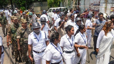 গণনাকেন্দ্রে বিজেপি কর্মীদের উদ্দেশ্যে 'জয় বাংলা' স্লোগান তোলে, জবাবে বিজেপি কর্মীরা 'জয় শ্রী রাম' স্লোগান ওঠে। (PTI) গণনাকেন্দ্রে বিজেপি কর্মীদের উদ্দেশ্যে 'জয় বাংলা' স্লোগান তোলে, জবাবে বিজেপি কর্মীরা 'জয় শ্রী রাম' স্লোগান ওঠে। (PTI)