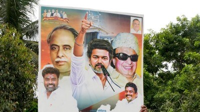 టీవీకే అధినేత విజయ్ పోస్టర్ తో పార్టీ కార్యకర్తలు (PTI) టీవీకే అధినేత విజయ్ పోస్టర్ తో పార్టీ కార్యకర్తలు (PTI)