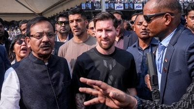 গত ডিসেম্বরে যুবভারতীতে লিওনেল মেসির সঙ্গে অরূপ বিশ্বাস। (ফাইল ছবি, সৌজন্যে পিটিআই) গত ডিসেম্বরে যুবভারতীতে লিওনেল মেসির সঙ্গে অরূপ বিশ্বাস। (ফাইল ছবি, সৌজন্যে পিটিআই)
