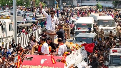 21 अप्रैल को पोस्ट की गई इस छवि में, तमिलागा वेट्री कज़गम (टीवीके) प्रमुख विजय तमिलनाडु विधानसभा चुनाव से पहले प्रचार कर रहे हैं। (@TVKHQITWingOffl)