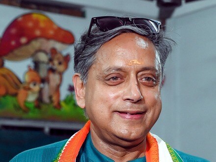 ঈশ্বরের আপন দেশে কুর্সিতে কে?
