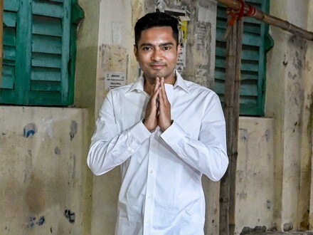 প্রার্থী না হয়েও গণনাকেন্দ্রে অভিষেক, বের করে দেওয়ার নির্দেশ কমিশনের