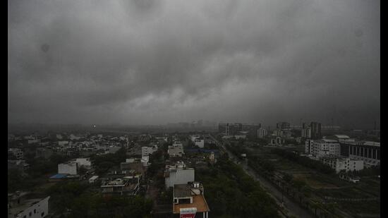 A dense layer of dark monsoon clouds engulfs the skyline as rain and low visibility blanket at Gomti Nagar extension in Lucknow on Monday (Deepak Gupta/HT)
