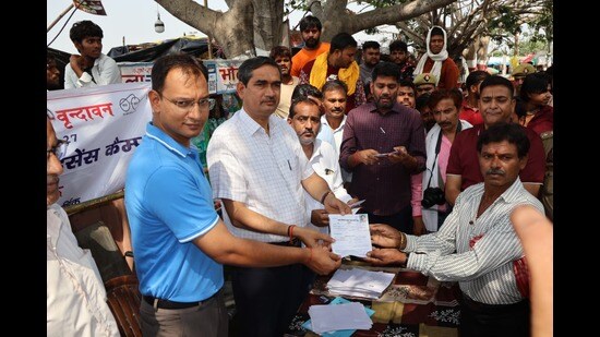 DM and SSP Mathura at a boat registration camp at Kesi Ghat in Vrindavan. (HT Photo)