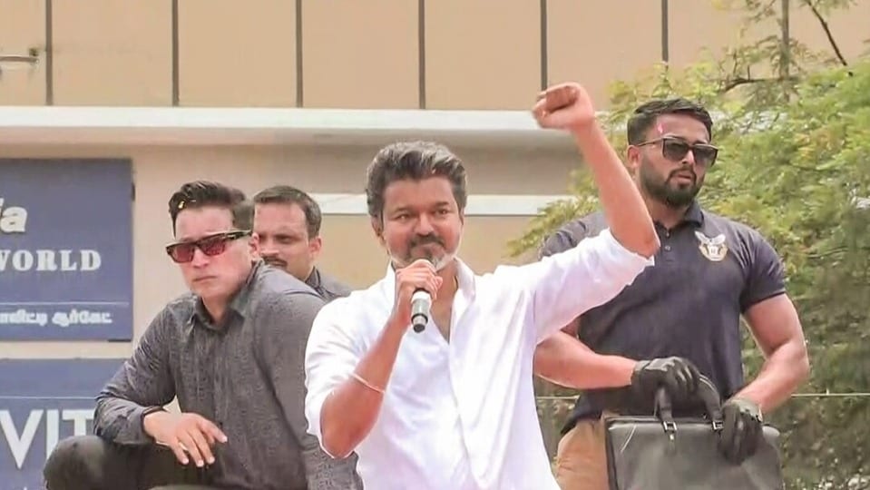 <p>అసెంబ్లీ ఎన్నికల నామినేషన్​ సమయంలో విజయ్​ సమర్పించిన నామినేషన్ ప్రకారం.. ఆయనకు రూ. 404.58 కోట్ల చరాస్తులు ఉన్నాయి.ఇందులో 883 గ్రాముల బంగారం, 5 కార్లు, ఒక టూ-వీలర్ ఉన్నాయి.</p>