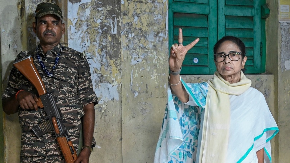 মমতা বন্দ্যোপাধ্যায় এবং অভিষেক বন্দ্যোপাধ্যায়ের বাড়ির সামনে কেন্দ্রীয় বাহিনী মোতায়েনের নির্দেশ নির্বাচন কমিশনের। (PTI)