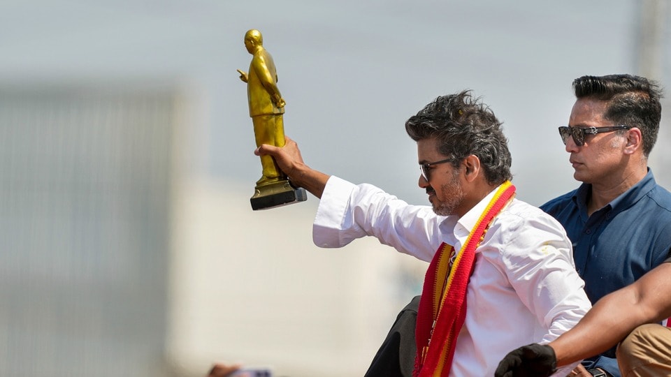 <p>విజయ్ తన కుటుంబ సభ్యులకు, ఇతరులకు ఇచ్చిన రుణాల వివరాలను కూడా అఫిడవిట్​లో వెల్లడించారు. తండ్రి ఎస్.ఏ. చంద్రశేఖర్‌కు రూ. 3.02 కోట్లు. తల్లి శోభకు రూ. 87.12 లక్షలు ఇచ్చినట్టు పేర్కొన్నారు. ఇక భార్య సంగీతకు రూ. 12.6 కోట్లు. కుమారుడు జేసన్ సంజయ్‌కు రూ. 8.78 లక్షలు, కుమార్తె దివ్య సాషాకు రూ. 4.6 లక్షలు అప్పుగా ఇచ్చినట్టు వివరించారు.</p>