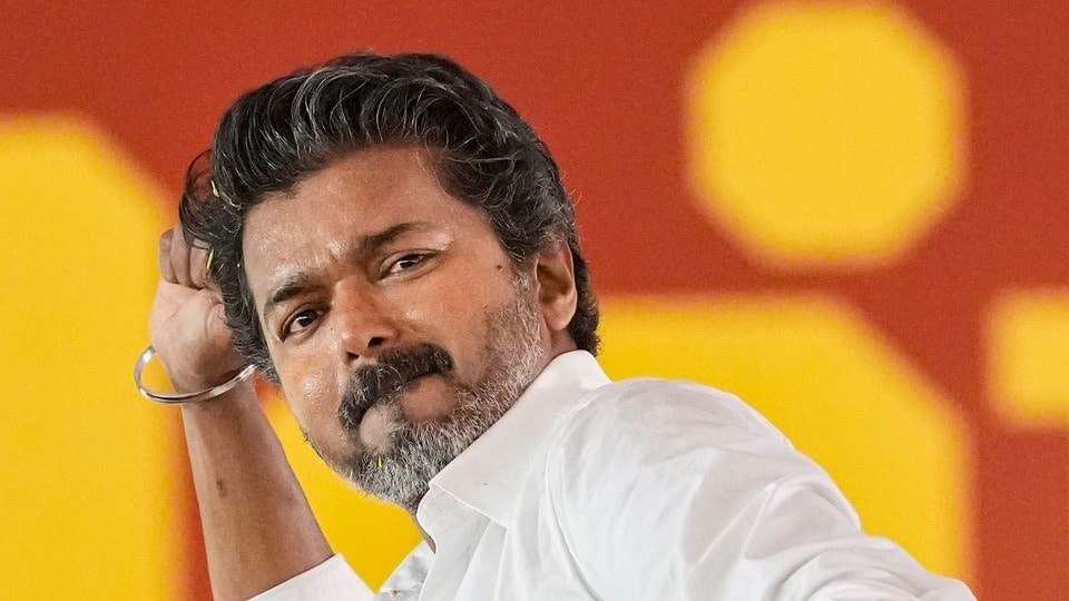 <p>తమిళనాడులో మొత్తం 234 సీట్లున్నాయి. ఇక్కడ ప్రభుత్వాన్ని ఏర్పాటు చేయాలంటే కనీసం 118 సీట్లలో గెలవాలి. ఉదయం 11 గంటల 20 నిమిషాల వరకు ఉన్న ట్రెండ్స్​ ప్రకారం.. దళపతి విజయ్​కి చెందిన టీవీకే పార్టీ 105+ సీట్లల్లో ఆధిక్యంలో ఉంది. అధికార డీఎంకే 50 సీట్లకే పరిమితమైంది. అన్నాడీఎంకే 75 స్థానాల్లో ముందంజలో ఉంది. మరి తమిళనాడు ప్రజలు విజయ్​కి పూర్తి మద్దతిచ్చారా? లేక హంగ్​ ఏర్పడే అవకాశం ఉందా? అదే జరిగితే అతిపెద్ద పార్టీగా అవతరించే టీవీకే ఎలాంటి నిర్ణయం తీసుకుంటుంది? అన్నది ఇప్పుడు సర్వత్రా ఆసక్తిగా మారింది.</p>