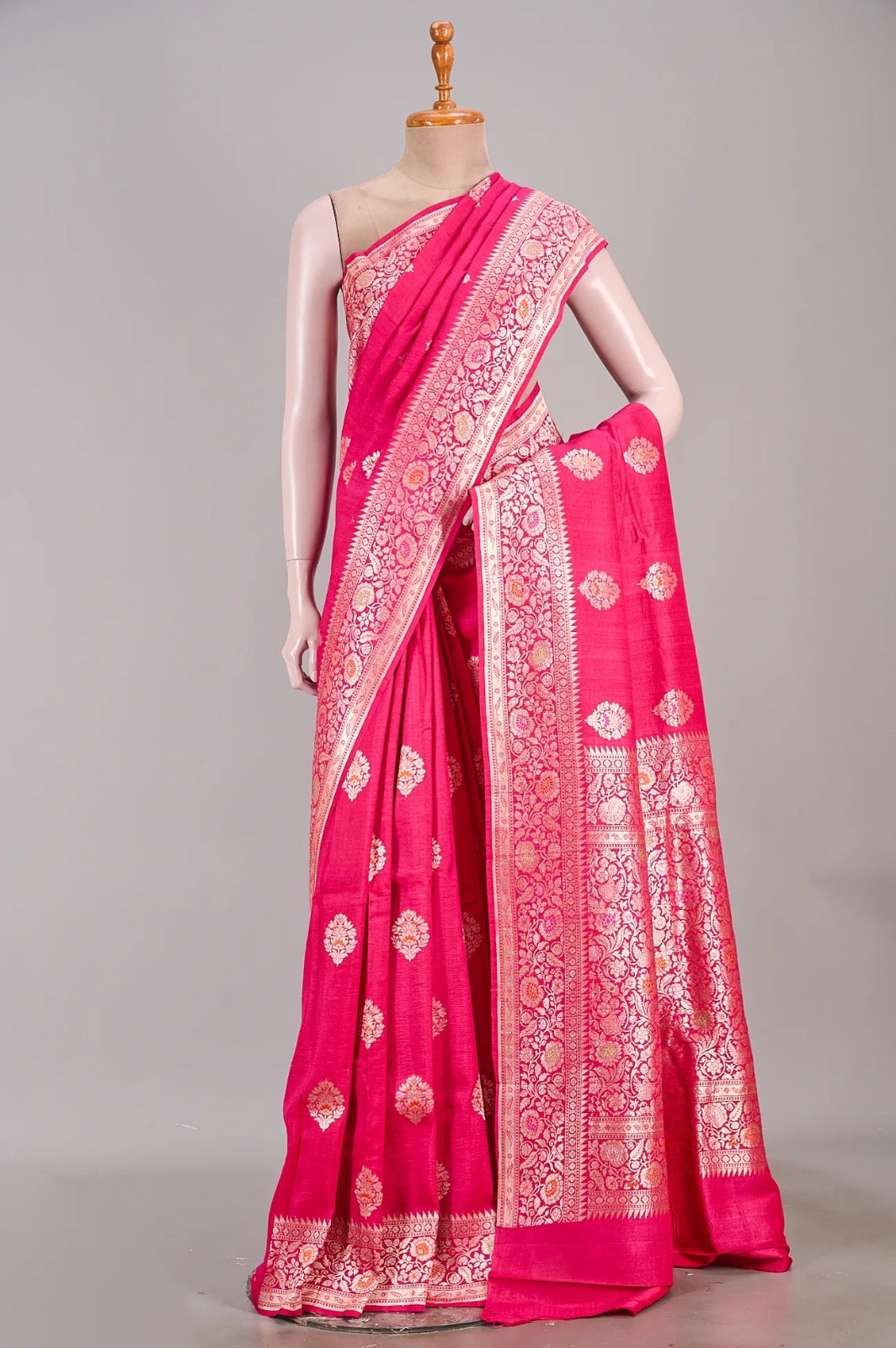 Pure zari has a rich and subtle shine, distinct from synthetic zari, which often appears overly bright or shiny. (Mysore saree udyog) Pure zari has a rich and subtle shine, distinct from synthetic zari, which often appears overly bright or shiny. (Mysore saree udyog)