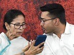 టీఎంసీ చీఫ్ మమతా బెనర్జీ, పార్టీ ప్రధాన కార్యదర్శి అభిషేక్ బెనర్జీ(HT_PRINT)