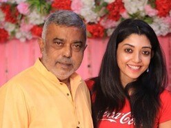 কঠিন সময়ে বাবাকে আগলে রাখলেন দেবলীনা