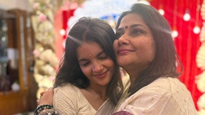 ‘গর্বিত মাম্মিস গার্ল’, বাবার মৃত্যুর পর ঢাল হয় মা, তাঁর জন্মদিনে আবেগঘন সাইনা