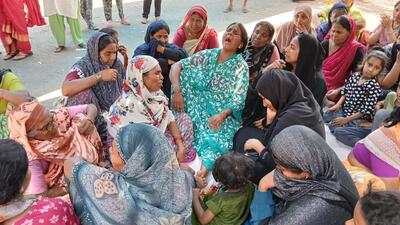 Angry parents and local residents gathered outside the Shrinagar police station, demanding strict action against MSEDCL officials Angry parents and local residents gathered outside the Shrinagar police station, demanding strict action against MSEDCL officials