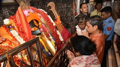 কালীঘাটে সস্ত্রীক পুজো রাজ্যপালের (সৌজন্যে টুইটার)