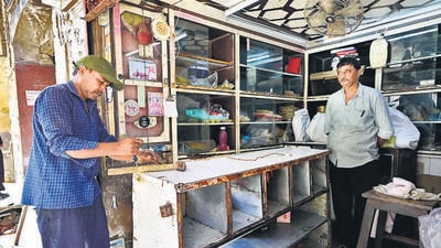 Mumbai, India - May 5, 2026: Shopkeppers and resident evacuate Haji Noorani Chawl at Prabhadevi, in Mumbai, India, on Tuesday, May 5, 2026. (Photo by Anshuman Poyrekar/Hindustan Times) (Anshuman Poyrekar/HT Photo) Mumbai, India - May 5, 2026: Shopkeppers and resident evacuate Haji Noorani Chawl at Prabhadevi, in Mumbai, India, on Tuesday, May 5, 2026. (Photo by Anshuman Poyrekar/Hindustan Times) (Anshuman Poyrekar/HT Photo)