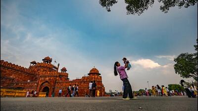 People enjoy the pleasant weather at Red Fort in New Delhi on Tuesday. (RAJ K RAJ /HT PHOTO) People enjoy the pleasant weather at Red Fort in New Delhi on Tuesday. (RAJ K RAJ /HT PHOTO)