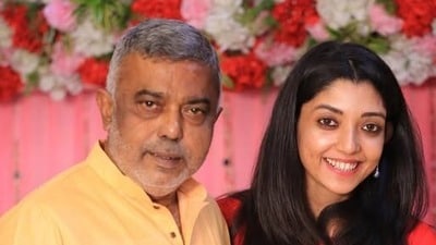 কঠিন সময়ে বাবাকে আগলে রাখলেন দেবলীনা