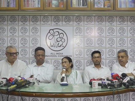 কালীঘাটের সাংবাদিক বৈঠকে মমতা বন্দ্যোপাধ্যায়।