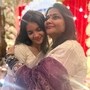 ‘গর্বিত মাম্মিস গার্ল’, বাবার মৃত্যুর পর ঢাল হয় মা, তাঁর জন্মদিনে আবেগঘন সাইনা