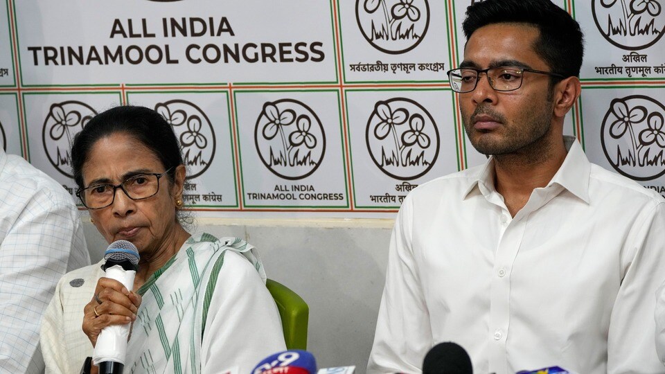 নির্বাচনী ধাক্কার পরে মমতা বন্দ্যোপাধ্যায়। (ছবি সৌজন্যে এপি)